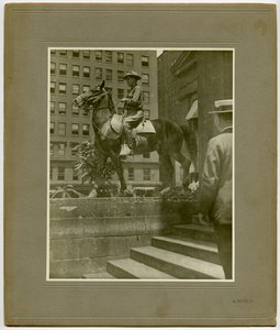 Uomo in uniforme della Prima Guerra Mondiale a cavallo sui gradini del Vecchio Tribunale da A. Ruth